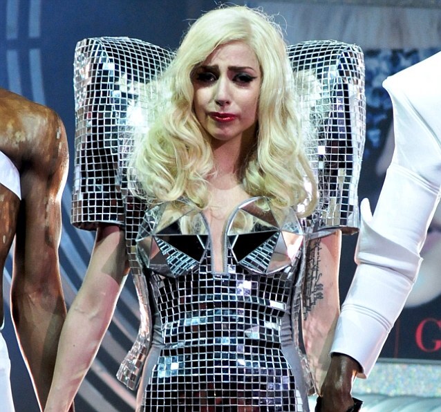 Lady Gaga расплакалась на сцене