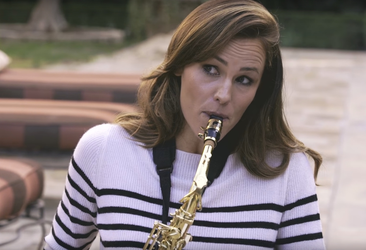 Дженнифер Гарнер продемонстрировала умение играть на саксофоне