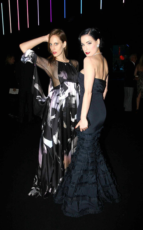 Дита фон Тиз и Эмма Уотсон на парижской неделе моды