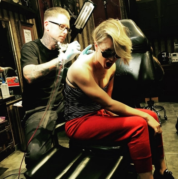 Кейли Куоко избавилась от татуировки в честь бывшего мужа