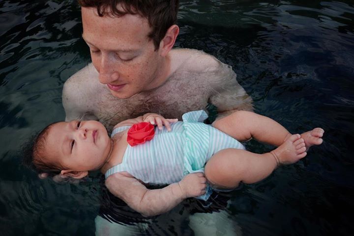 Марк Цукерберг учит дочь плавать