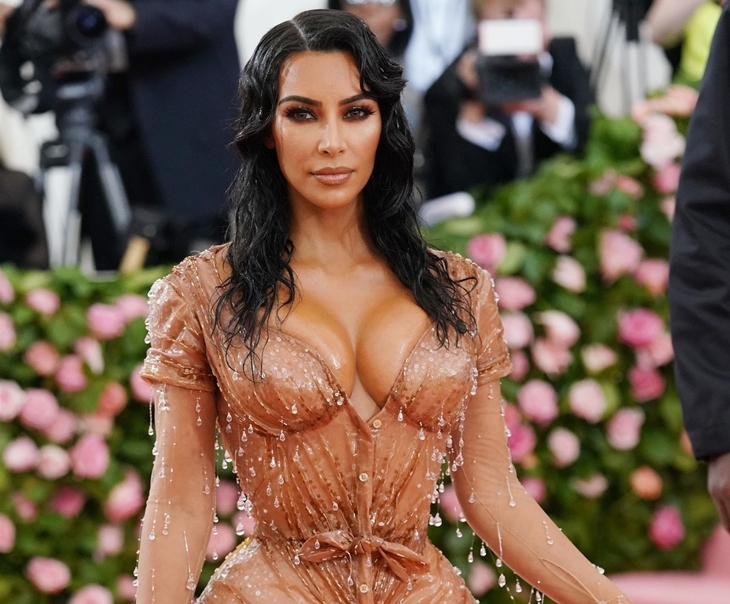 Красота требует жертв: Ким Кардашьян не могла сидеть в облегающем платье на Met Gala