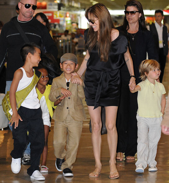 Дети Анджелины Джоли любят есть сверчков