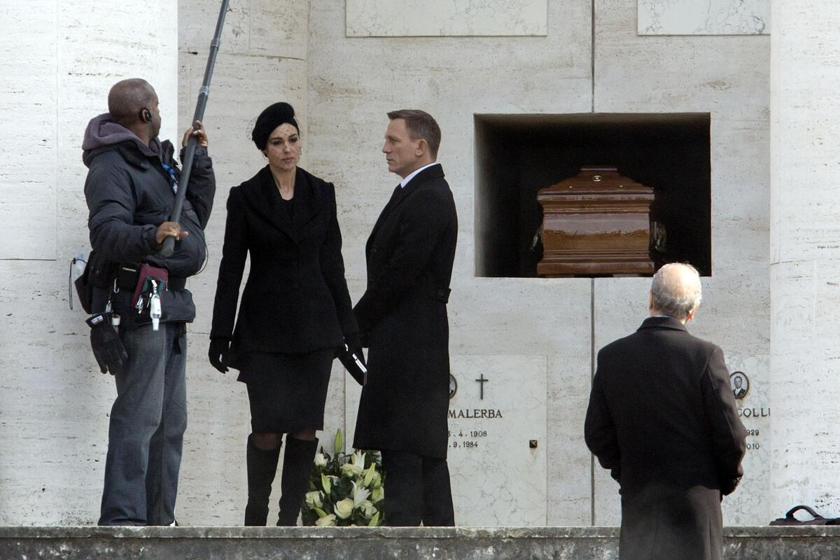 Дэниел Крэйг и Моника Беллуччи на съемках фильма "007: Спектр" в Риме