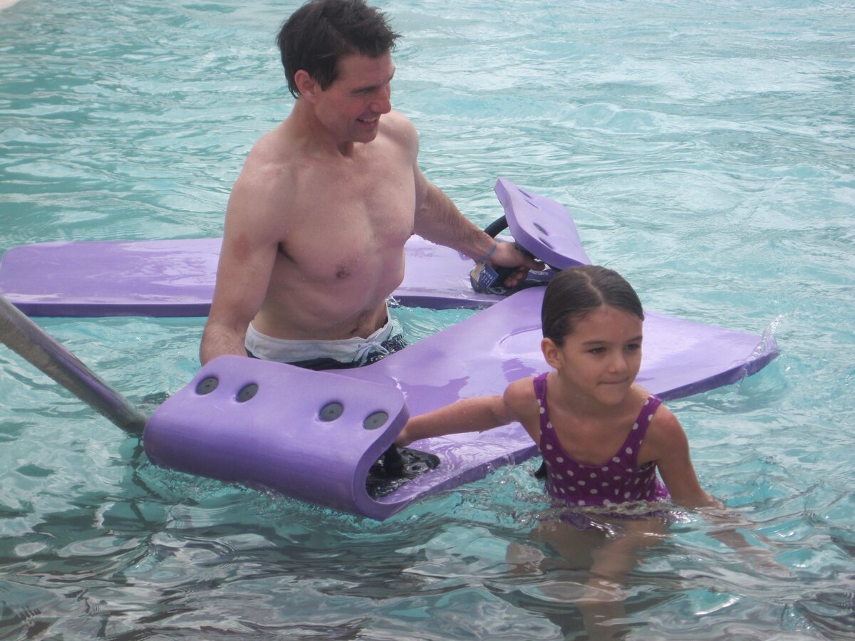 Том Круз с дочерью в аквапарке
