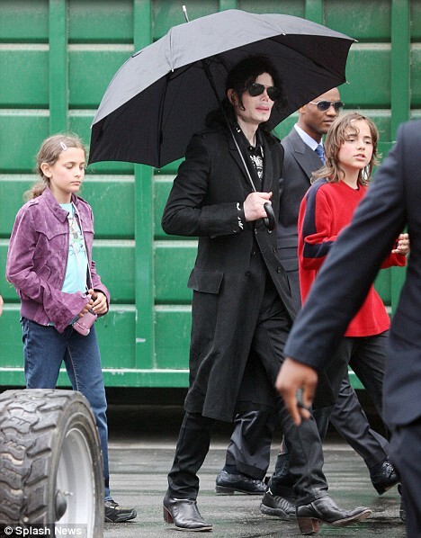 Майкл Джексон и его дети без масок