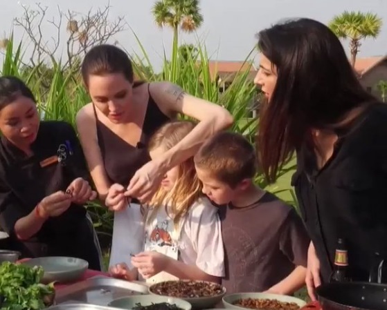 Видео: Анджелина Джоли с детьми попробовала тарантулов и скорпионов в Камбодже