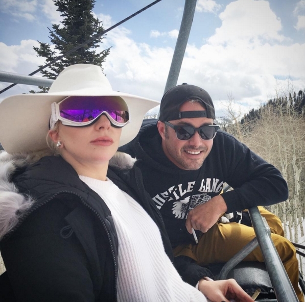 Леди Гага и Тейлор Кинни отдыхают на горнолыжном курорте