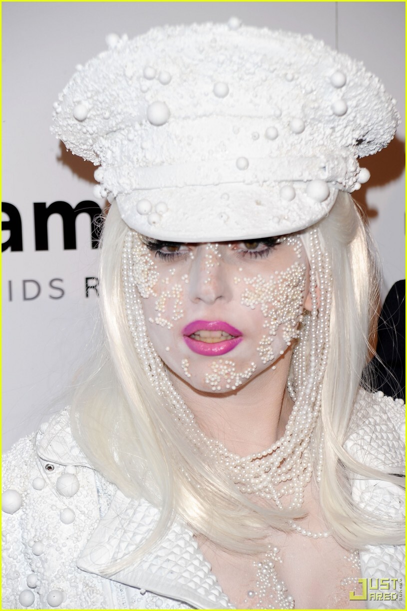 Lady Gaga носит жемчуг … на лице