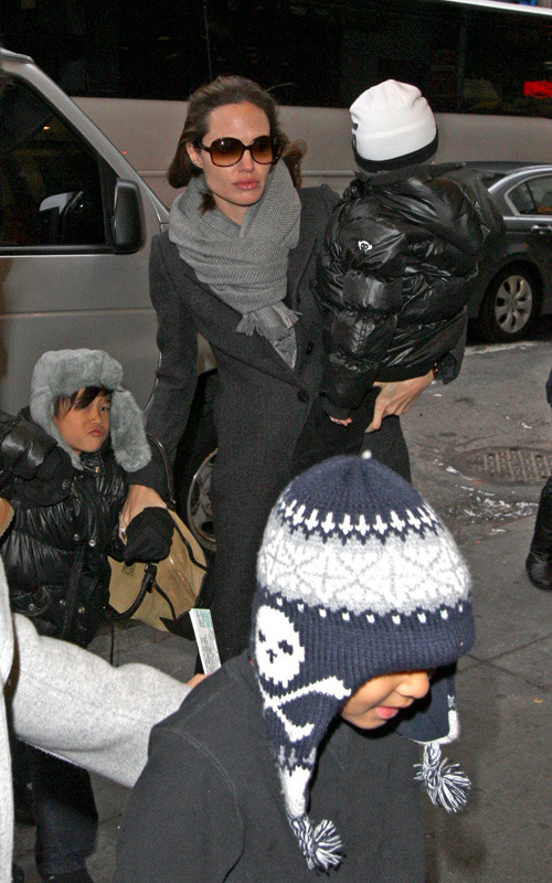 Анджелина Джоли и Брэд Питт с детьми направляются в театр