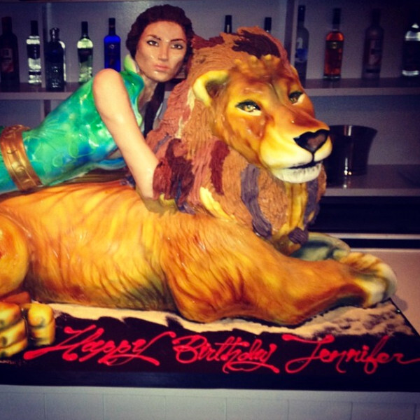 Дженнифер Лопес отметила день рождения с тортом в форме льва