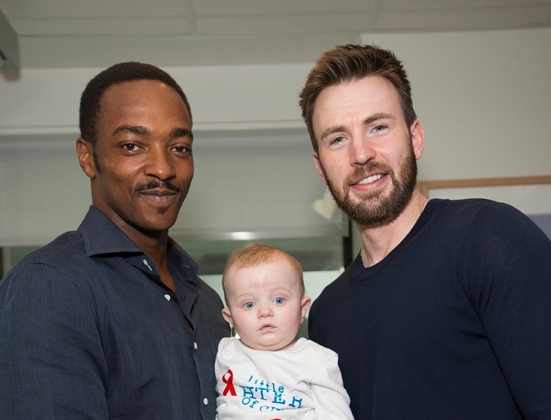 Звезды «Первого Мстителя» Крис Эванс и Энтони Маки навестили детскую больницу