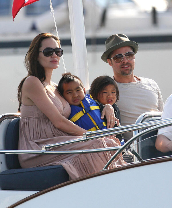 Анджелина Джоли взяла сыновей с собой  на УЗИ
