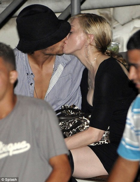 Мадонна с Хесусом в ночном клубе в Рио-де-Жанейро