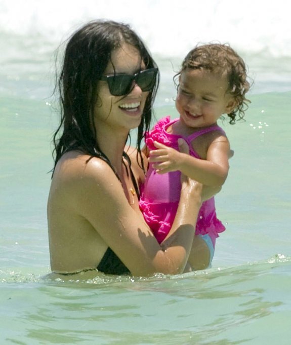 Адриана Лима с дочкой на пляже