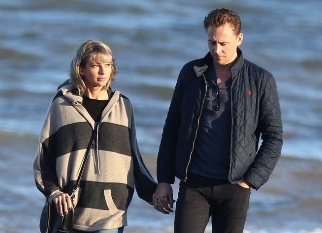 Фото: Тейлор Свифт и Том Хиддлстон на прогулке с мамой актера