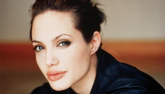 Анджелина Джоли отстаивает свой режиссерский дебют