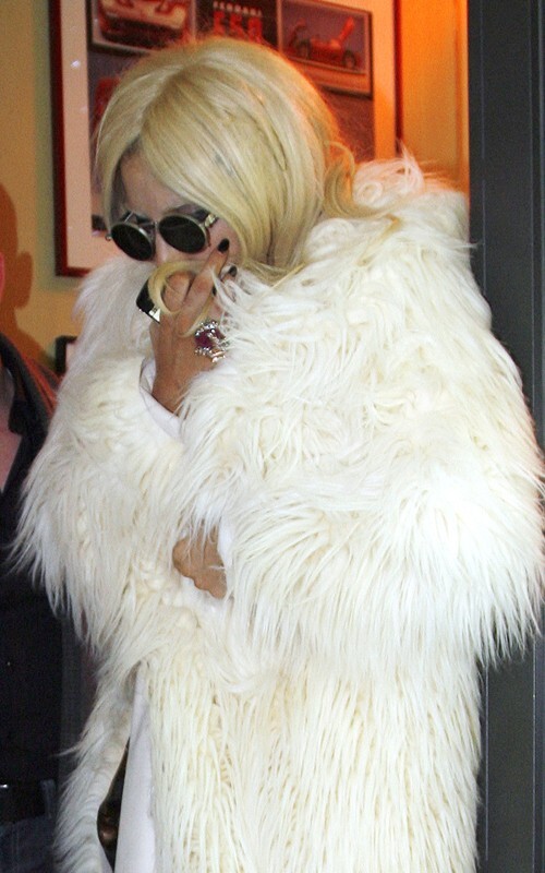 Застенчивая Lady GaGa