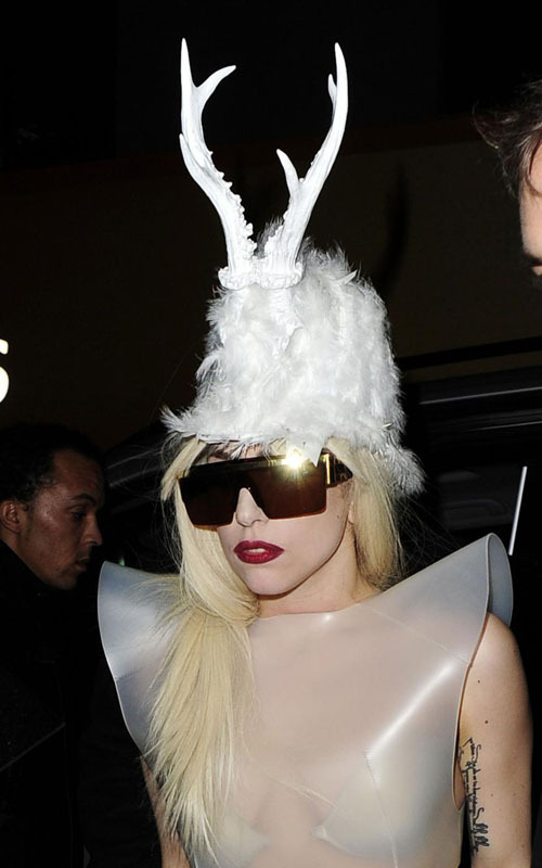 Lady GaGa в Лондоне изображает оленя