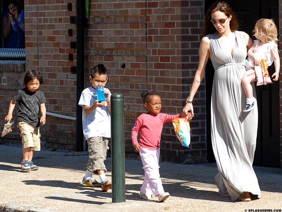 У Анджелины Джоли будет мальчик и девочка