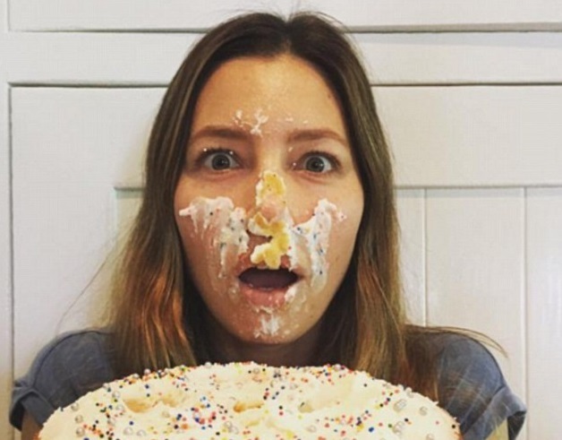 Джессика Бил отпраздновала миллион подписчиков в Instagram, упав лицом в торт