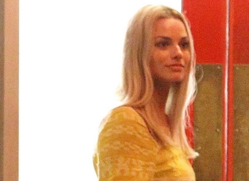 Марго Робби в образе беременной Шэрон Тэйт на съемках «Однажды в Голливуде» Тарантино