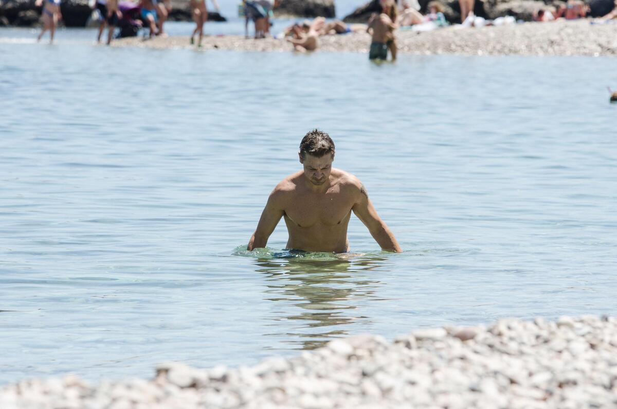Джереми Реннер отдыхает на пляже в Италии