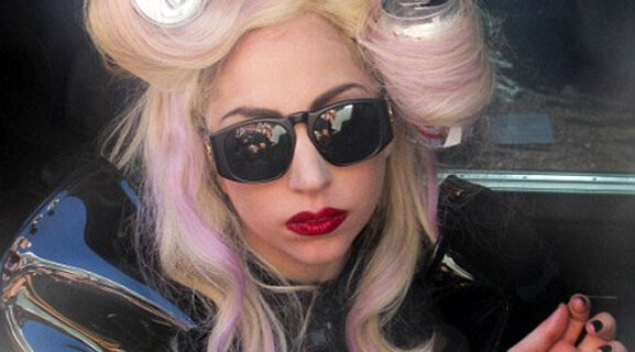 86. Мама Lady Gaga будет следить за режимом своей дочери в туре. 