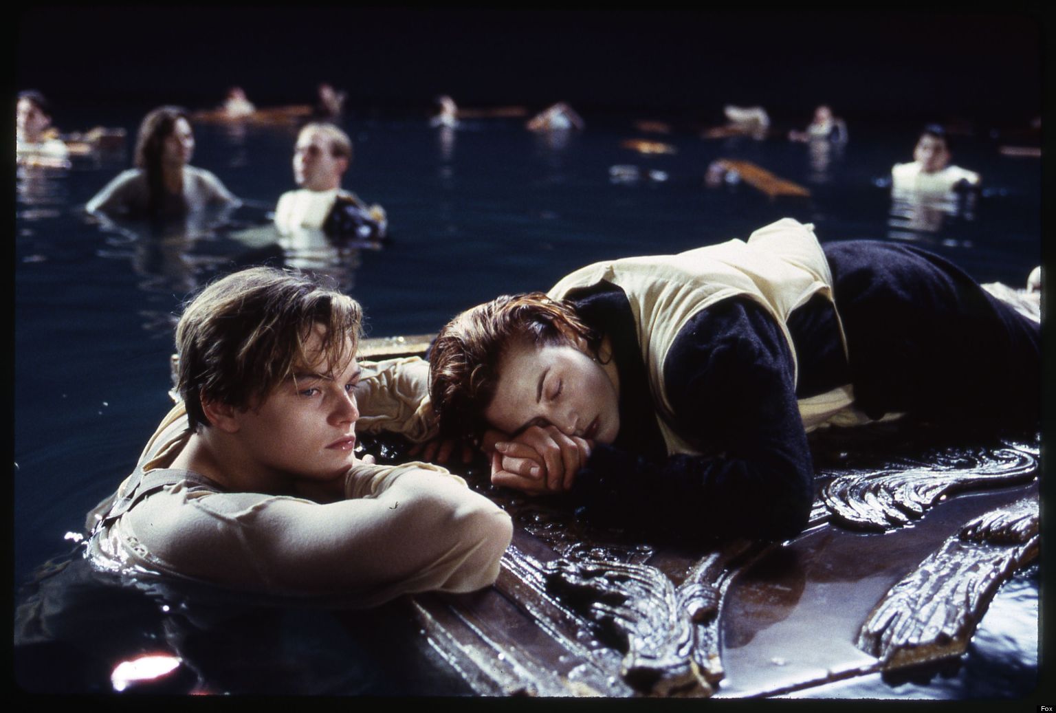 Момент из кинофильма. ДИКАПРИО О Титанике с Кейт Уинслет. Ди Каприо Титаник. Титаник ди Каприо 1998. Ди Каприо и Уинслет Титаник.