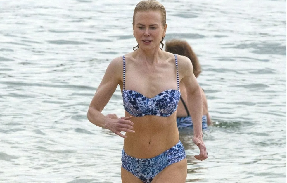 Впечатляет: 52-летняя Николь Кидман показала подтянутую фигуру на пляже 