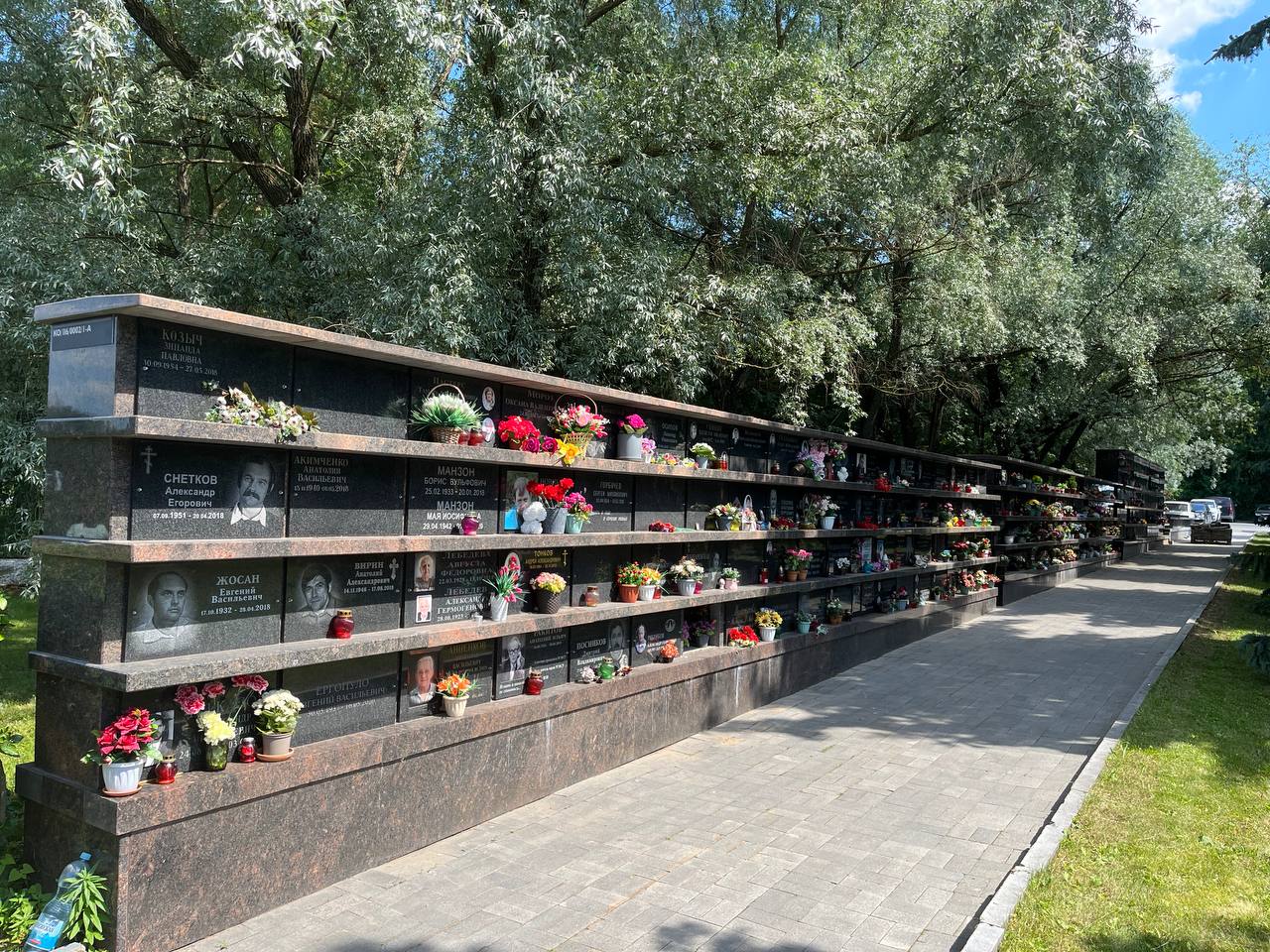 Кремация человека цена в москве. Кладбище кремированных. Урна с прахом Юрия Шатунова. Могилы кремированных людей.